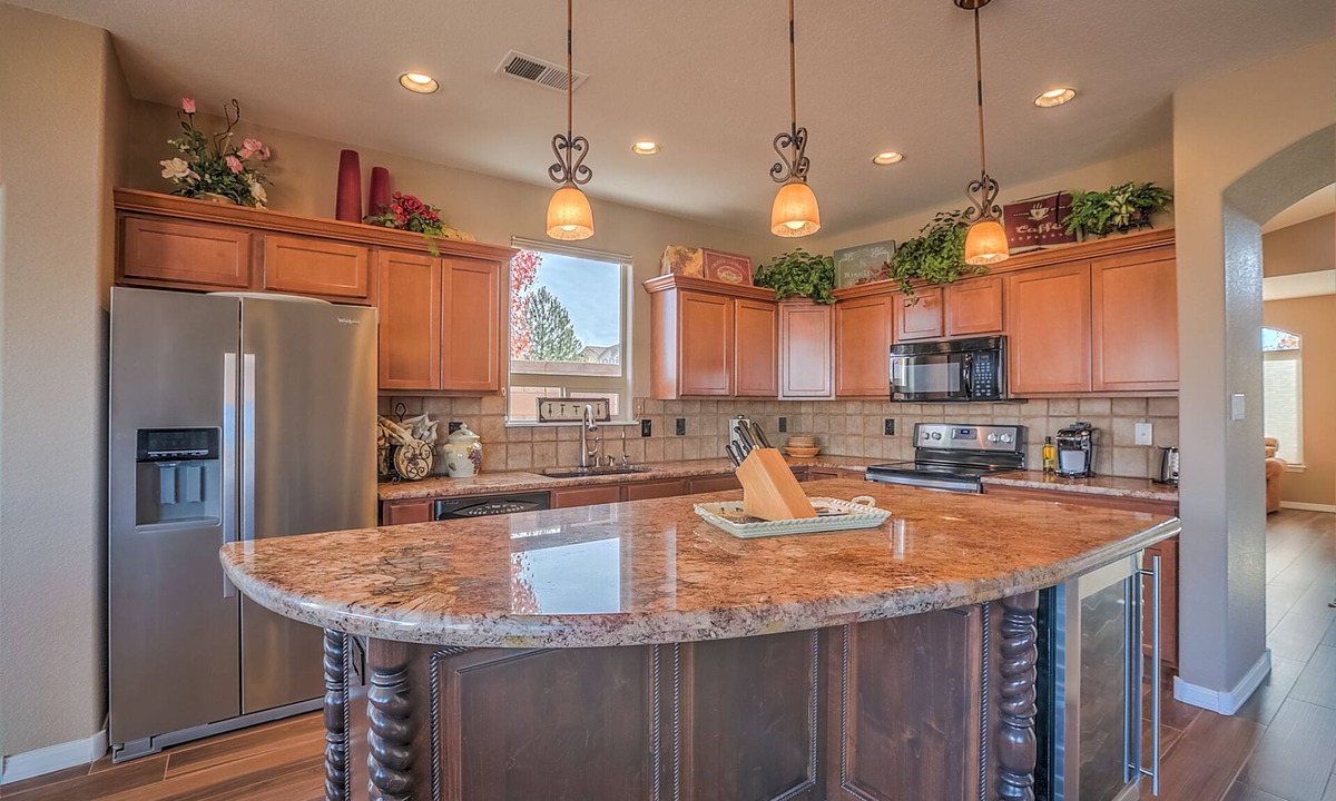 Northeast Heights House | Far North East Heights 4 bedrooms/Hot-tub and Pets Welcome, 5G Fiber WiFi !