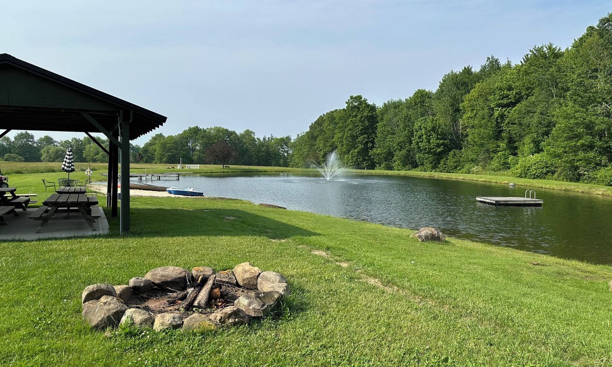 Burton House | Farmhouse at Memory Lake Sleeps 6 - 3 bedrooms - 1 bath