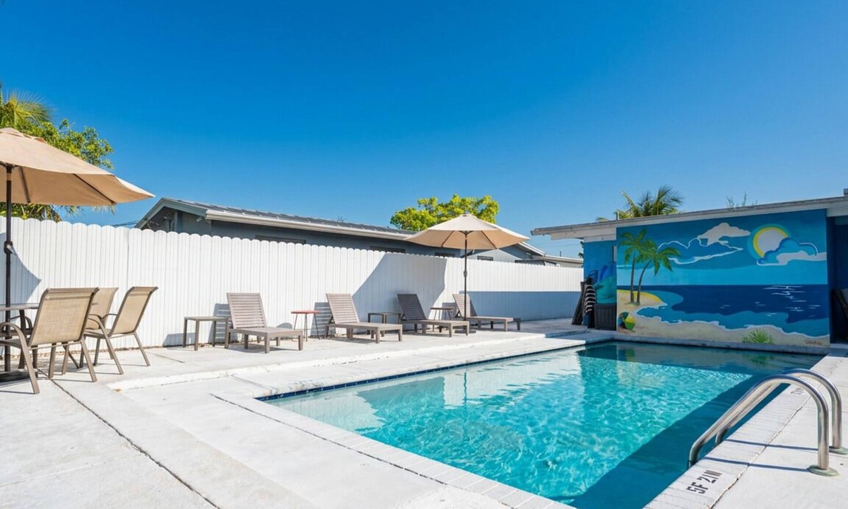 Driftwood House | FIFA World Cup 2026 · 4BR Saltwater Pool · 15 Min Hard Rock