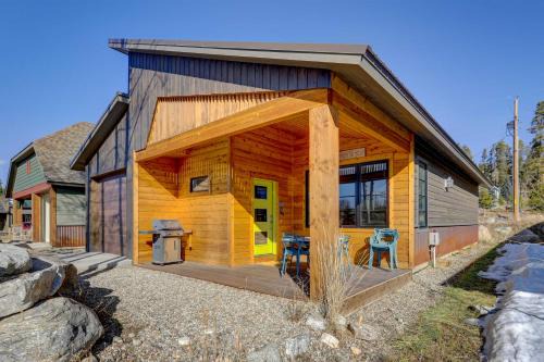 Grand Lake House | Fireplace & Deck: Modern Cabin in Grand Lake!