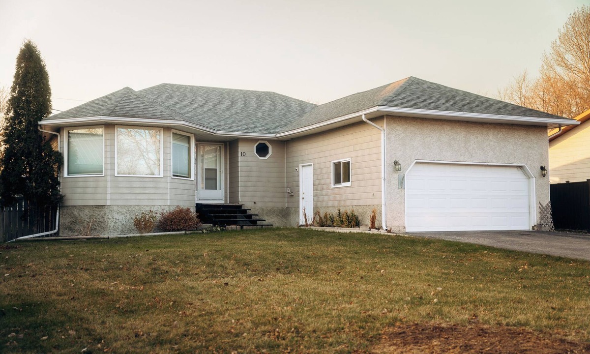 The Pas House | Four Bedrooms with Central AC