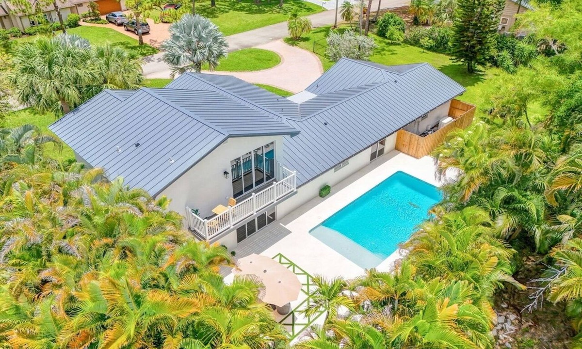 Jupiter House | Fresh Remodel Jupiter Retreat: 4BR Family Oasis - Heated Pool - Putting Green