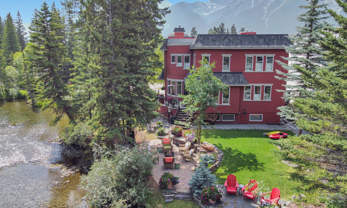 Town Centre Cabin | Full-Home Rocky Mountain Creekside Retreat. Mountain Views & Family Friendly