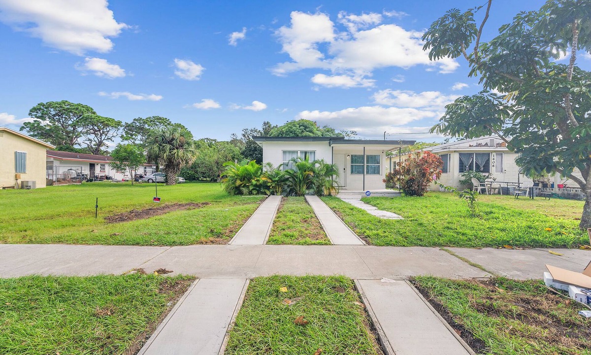 Fort Pierce House | Fully Remodeled 3 bed 1 bath Minutes From The Beach with Retro Arcade!