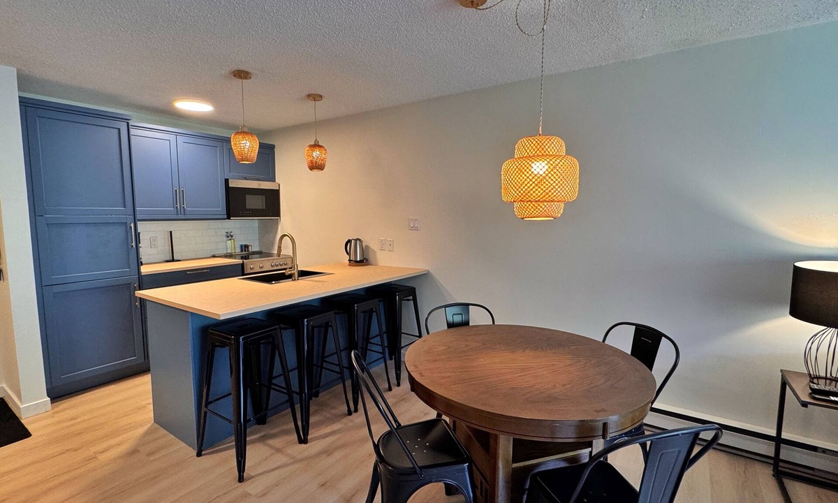 East Kootenay Condo | Fully Renovated | 1 Bdrm | Walk to Everything | Sleep 8!