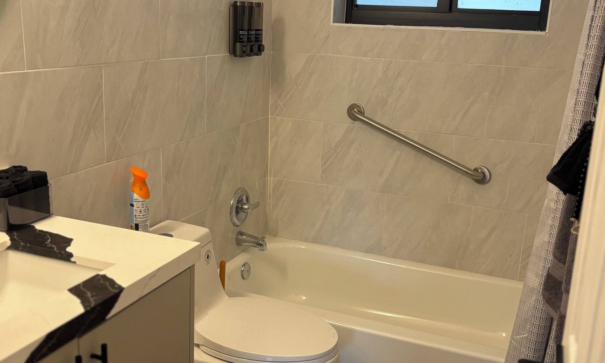 Miami Gardens House | Fully Renovated Modern Home in Miami Gardens/Sleeps 8/Den Lounge/FREE parking