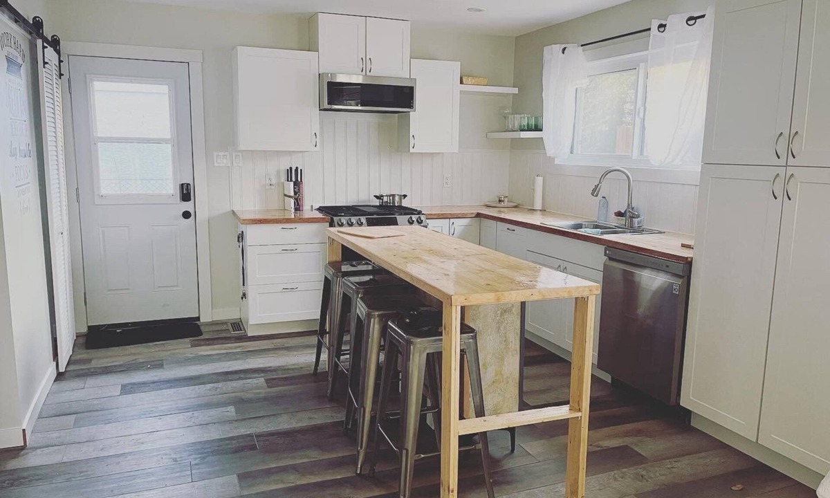 Northwest Edmonton House | Furnished 2-bedroom House in quiet neighborhood