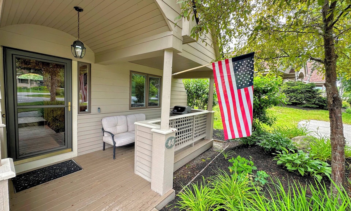 Carroll Condo | FV44 tastefully updated single level with AC, WiFi, minutes from skiing, Dog Friendly!