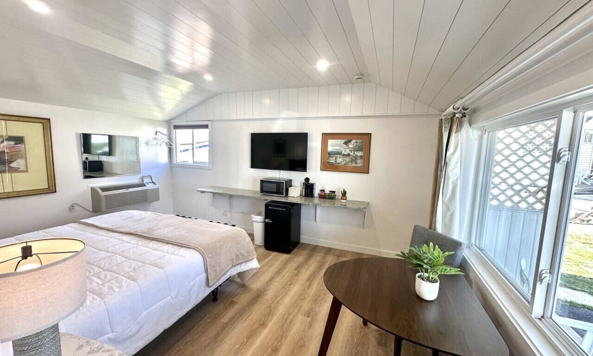 Hulls Cove Bed & Breakfast | Gallagher`s Travels Room 5 (King Bed)