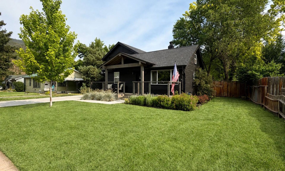 Glenwood Springs House | Glenwood Springs 3BR Home - Walk Downtown - Mountain Views- A/C
