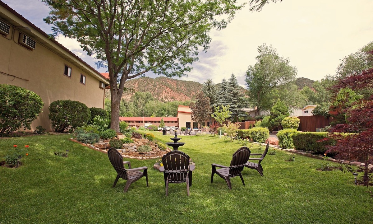 Glenwood Springs Hotel | Glenwood Springs Cedar Lodge