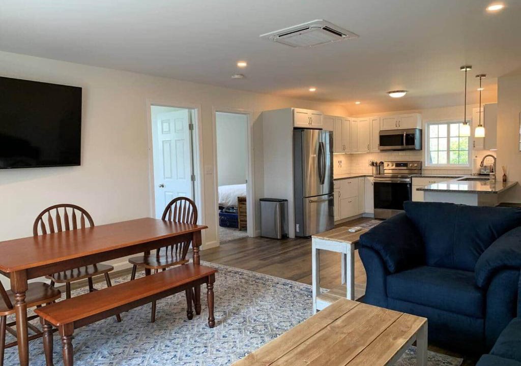 New Haven Apartment | Gracious two bedroom just minutes to Middlebury!