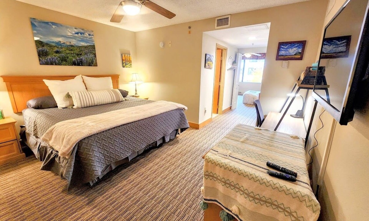 Mount Crested Butte Hotel | Grand Lodge Hotel | 1 Bedroom | Walk to the Lifts | Outdoor Pool & Hot Tub | Gym