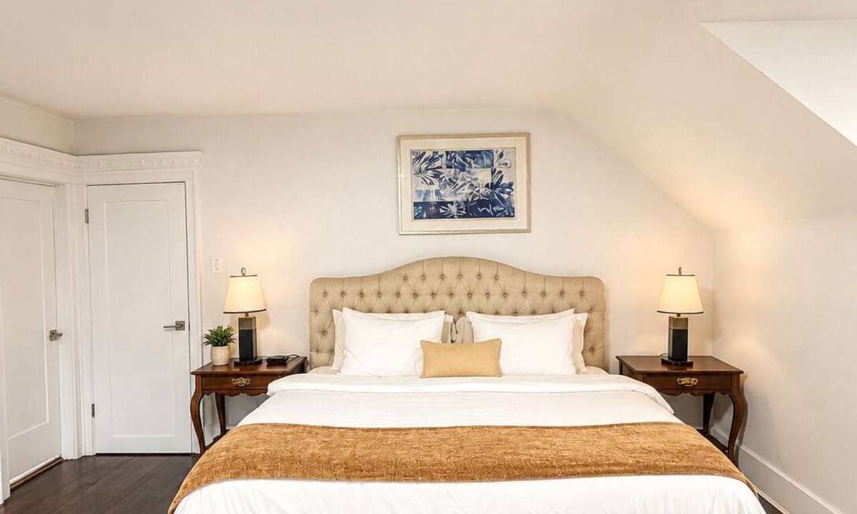 Kerrisdale House | Grand Signature King Suite | 5 Min to Airport & 10 Min to Downtown