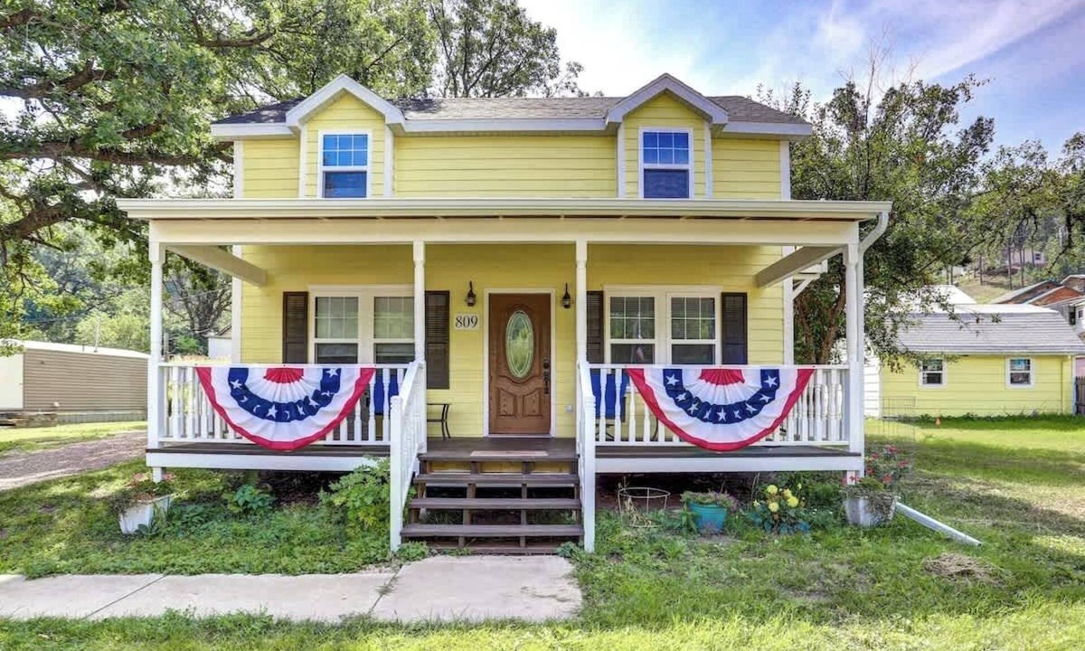 Keystone House | Grandma Goodnight's - 3 Miles from Mt-Rushmore with hot tub and a game room!
