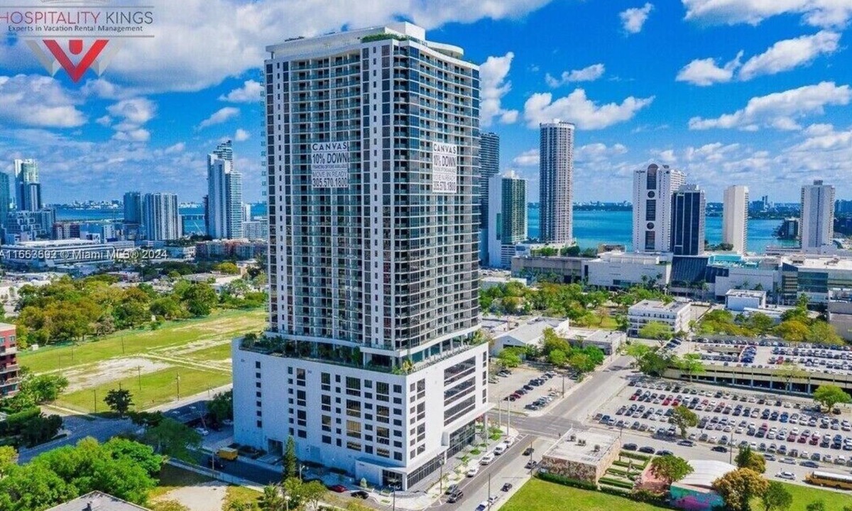 Town Square Apartment | Great 2bed/2bath in Miami! Million Dollar views!