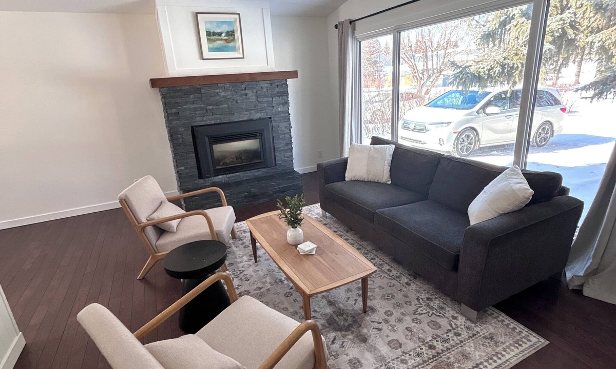 Red Deer House | Great Location-Family Sized House with Yard!