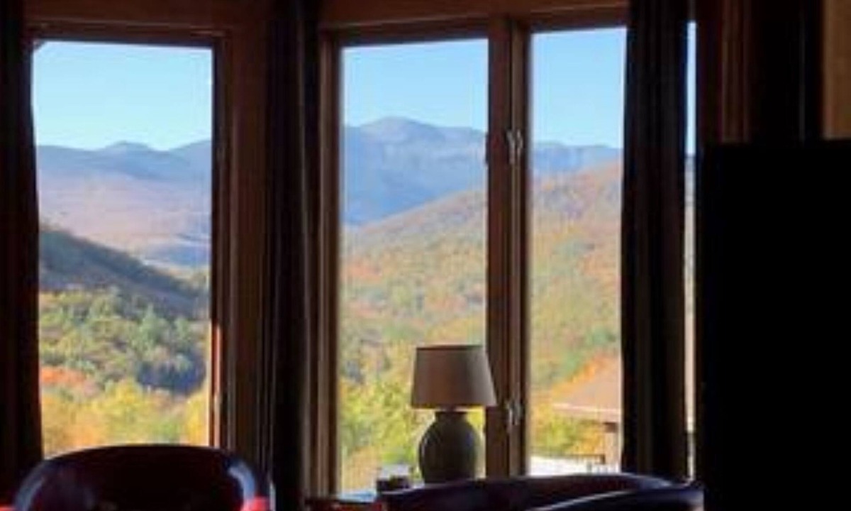 Jackson Condo | GREAT Views+ Location/5 min to Story Land, 3 Bedrms/Pool, Pickleball/AC + ski.