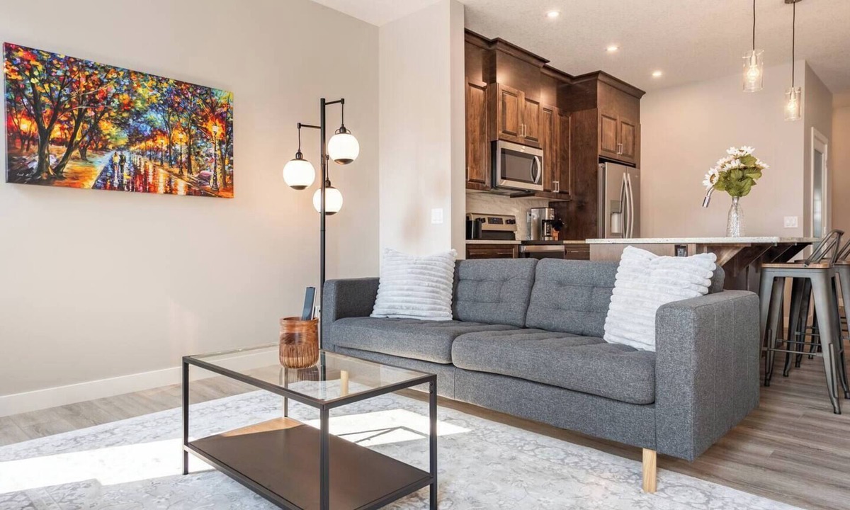 Evanston House | Green Bay Stay - 3BR, AC, Garage, Backyard, Self Check-in, Prof Cleaned