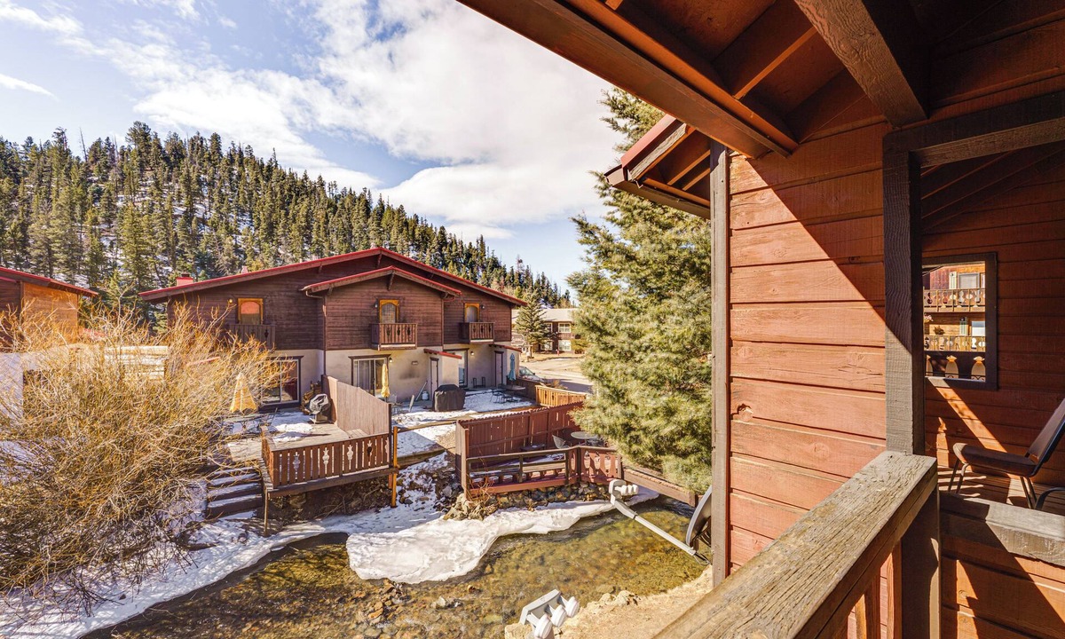 Red River Apartment | < Half-mi to Red River Ski Area: Townhome w/Patio