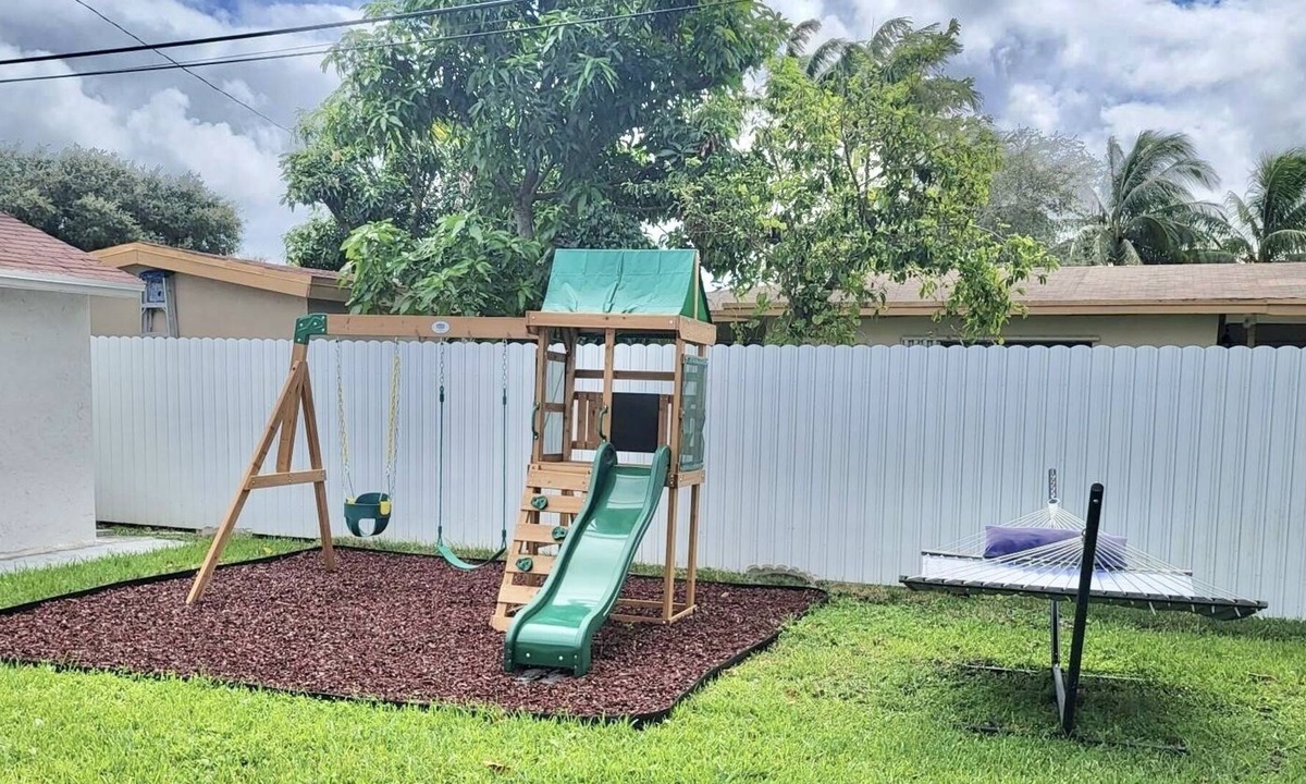 Ives Estates House | Hard Rock Stadium/15mins Beaches/Game Room