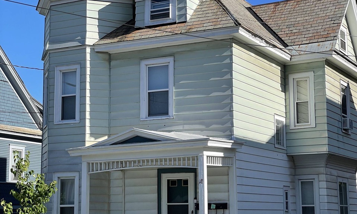 South End Apartment | Heart-of-Burlington Four Bedroom Apartment