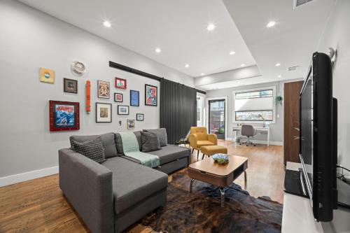 Ballpark House | Heart of Downtown City Views Deck BBQ