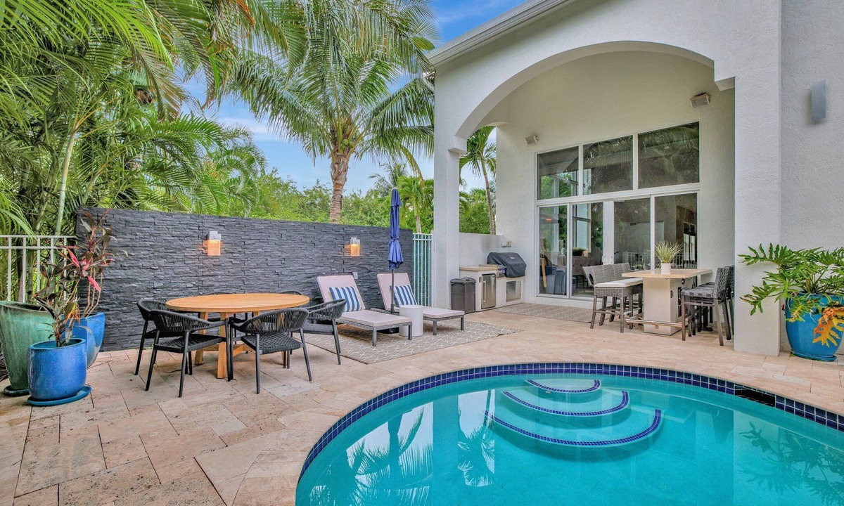 Dolphin Isles Villa | Heated Pool ~ King Beds ~ Putting Green ~ Grill