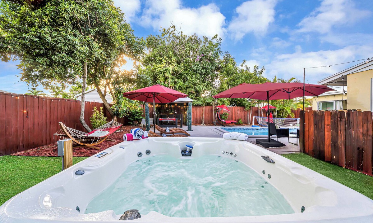 Hunt Club Villa | HeatedPool Spa BBQ PoolTable WiFi NearBeach and DT Fun