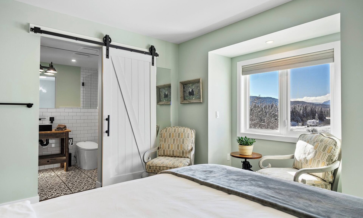 Foothills County Bed & Breakfast | HIghwood River Queen Boutique Room