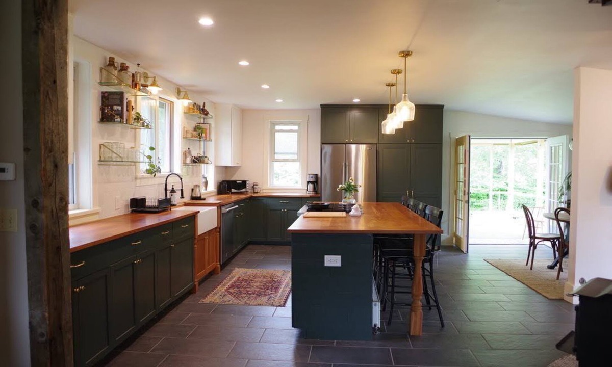 Huntington House | Hiker’s Paradise w/Chef’s Kitchen & Mountain Views