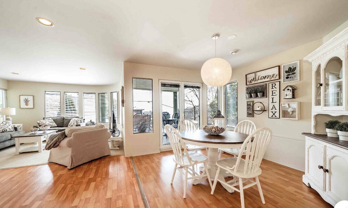 White Rock Apartment | Hilltop retreat with ocean view