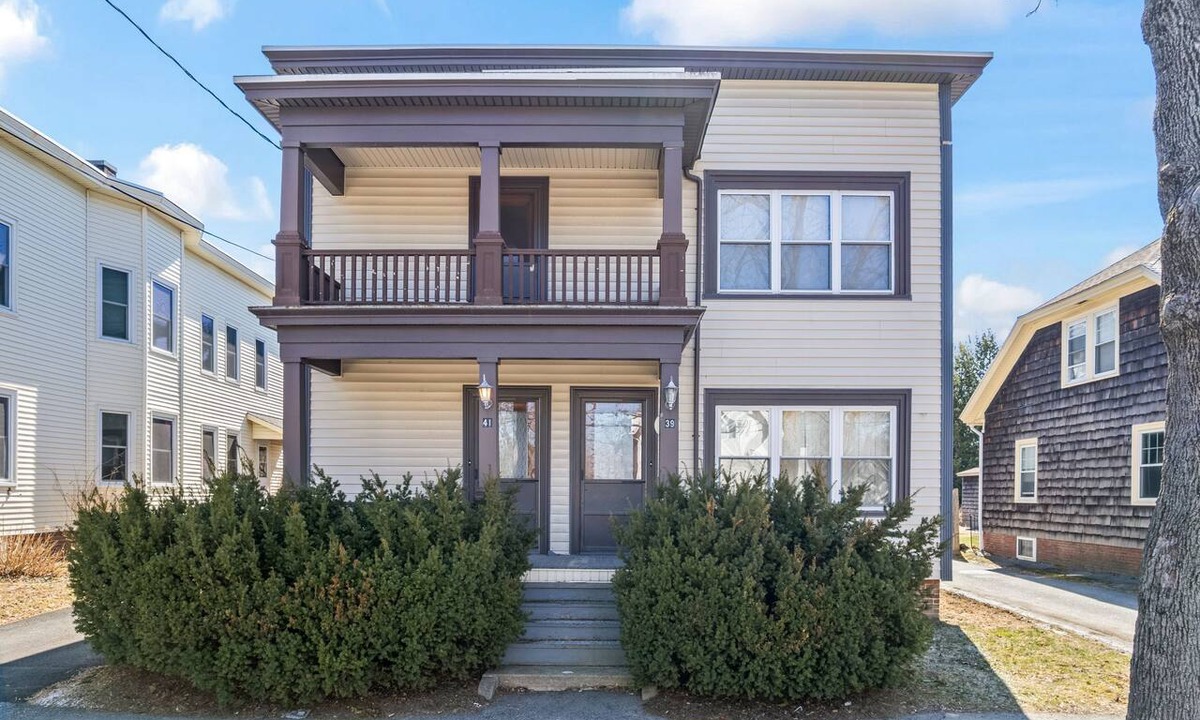 Lewiston Apartment | Historic 4BR in Downtown | Near Bates College