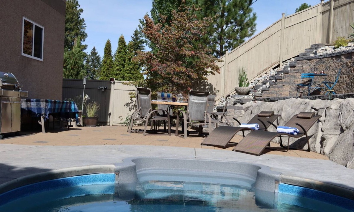 Okanagan-Similkameen House | Hody House - Beautiful Salt Water Pool & Games Room