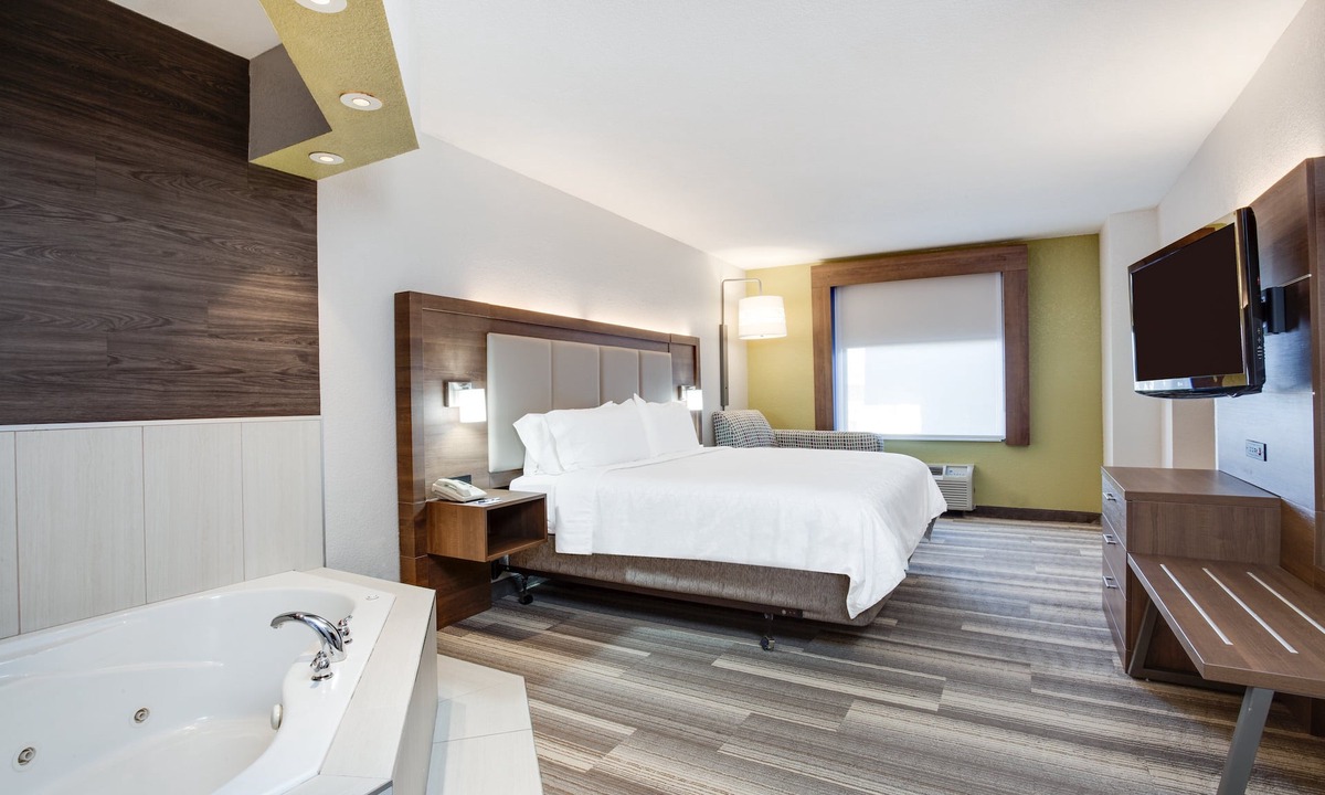Clewiston Hotel | Holiday Inn Express Hotel & Suites Clewiston by IHG