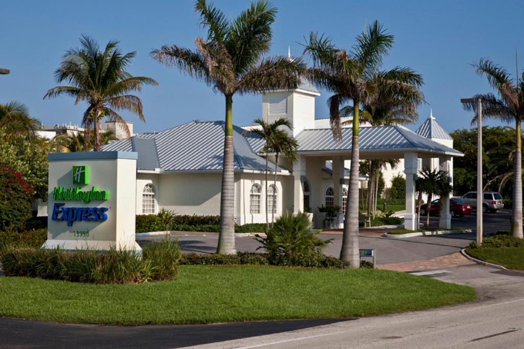 Juno Beach Hotel | Holiday Inn Express- North Palm Beach and IHG Hotel