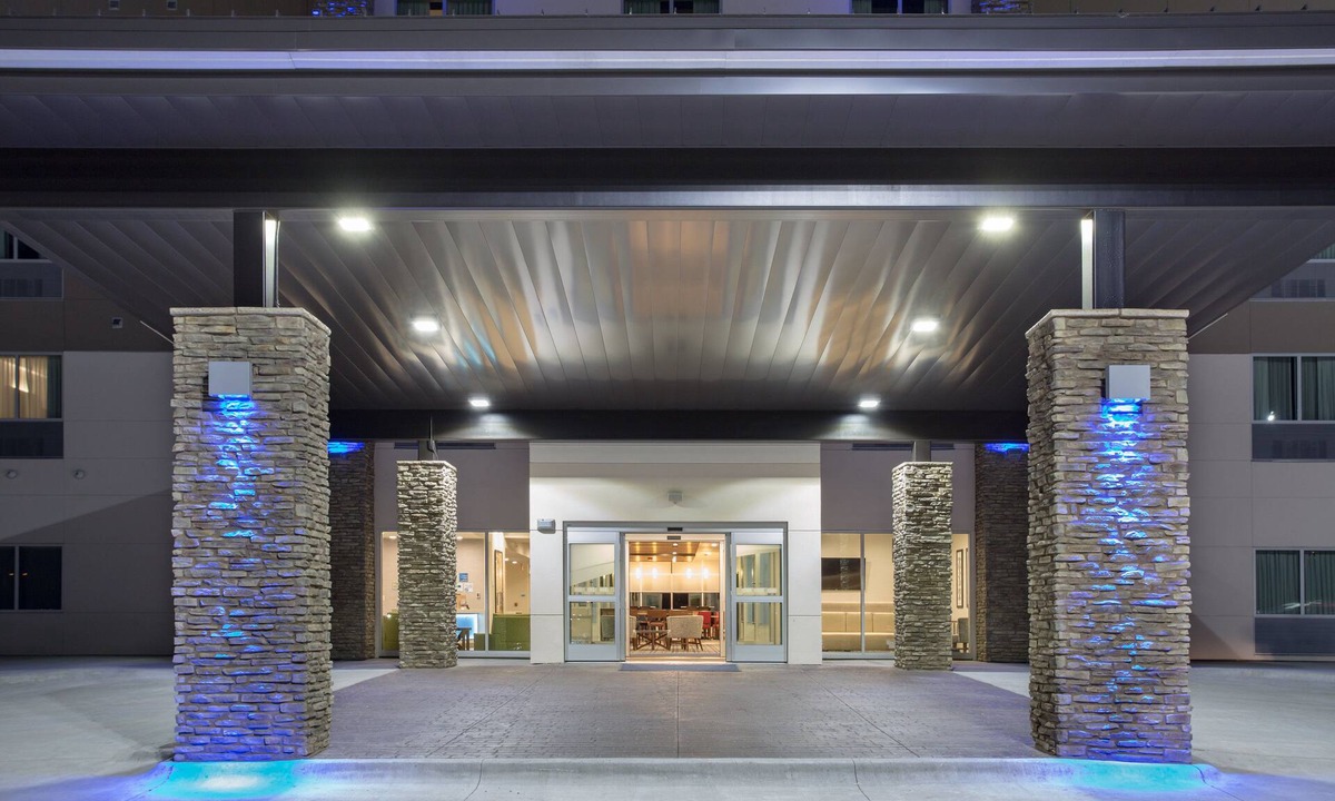 Rapid City Hotel | Holiday Inn Express & Suites Rapid City - Rushmore South by IHG
