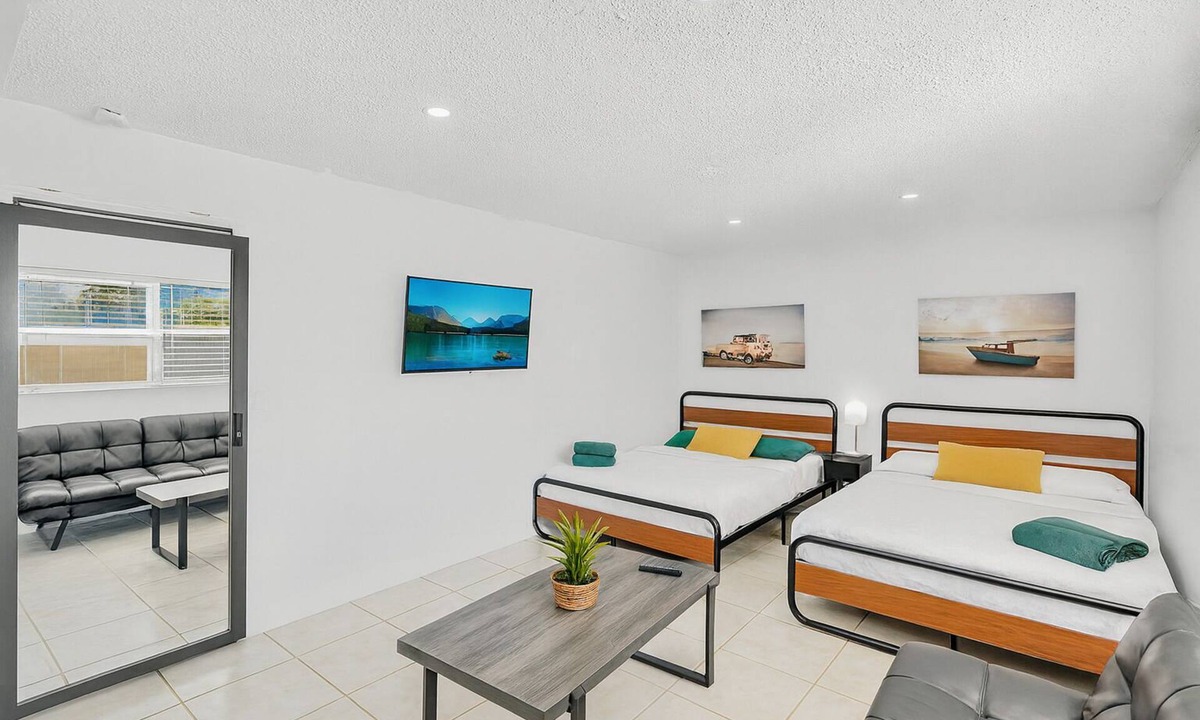 Royal Poinciana House | Hollywood 2-Bed Studio Near Beach & Hard Rock