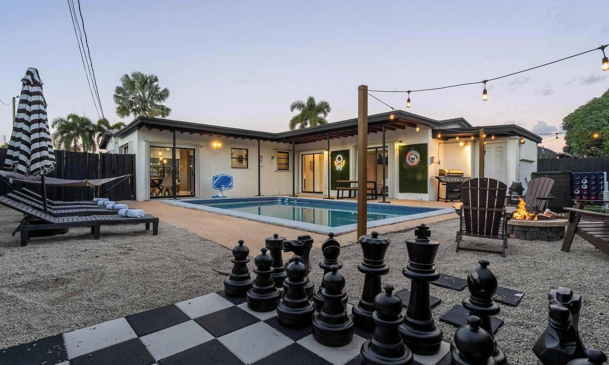 Driftwood House | Hollywood Heated Pool Mini Golf, Unique VR Room