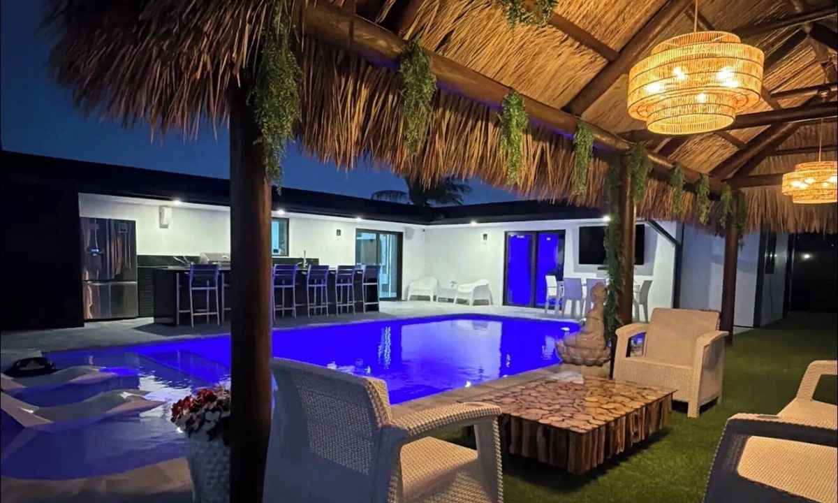 Pembroke Pines House | Hollywood- Private Pool Tiki hut. Modern place - 6 sleeps