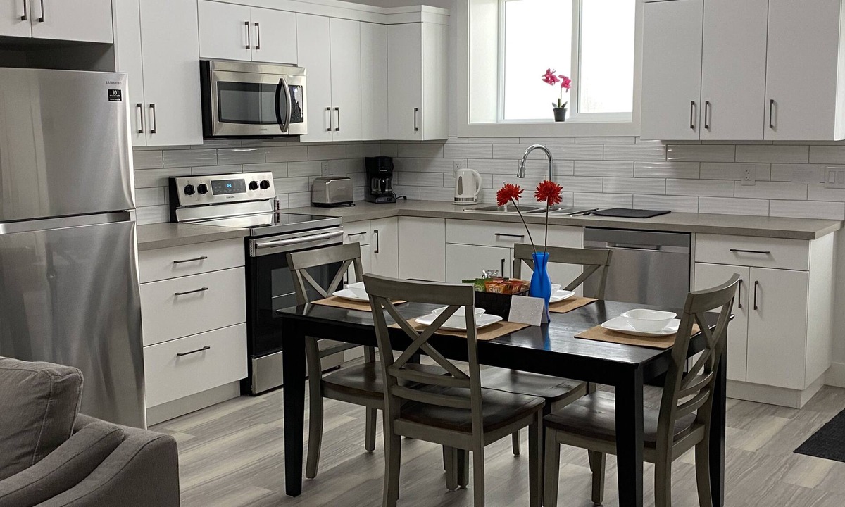 Kamloops House | Home away from home in a new upscale & highly desirable neighbourhood!