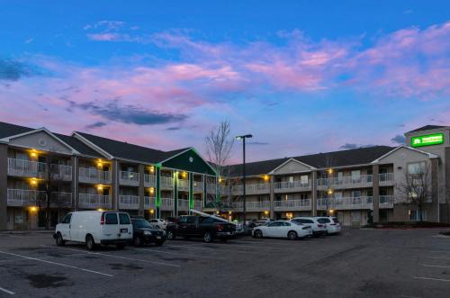 Aurora Hotel | HomeTowne Studios by Red Roof Denver - Airport/Aurora