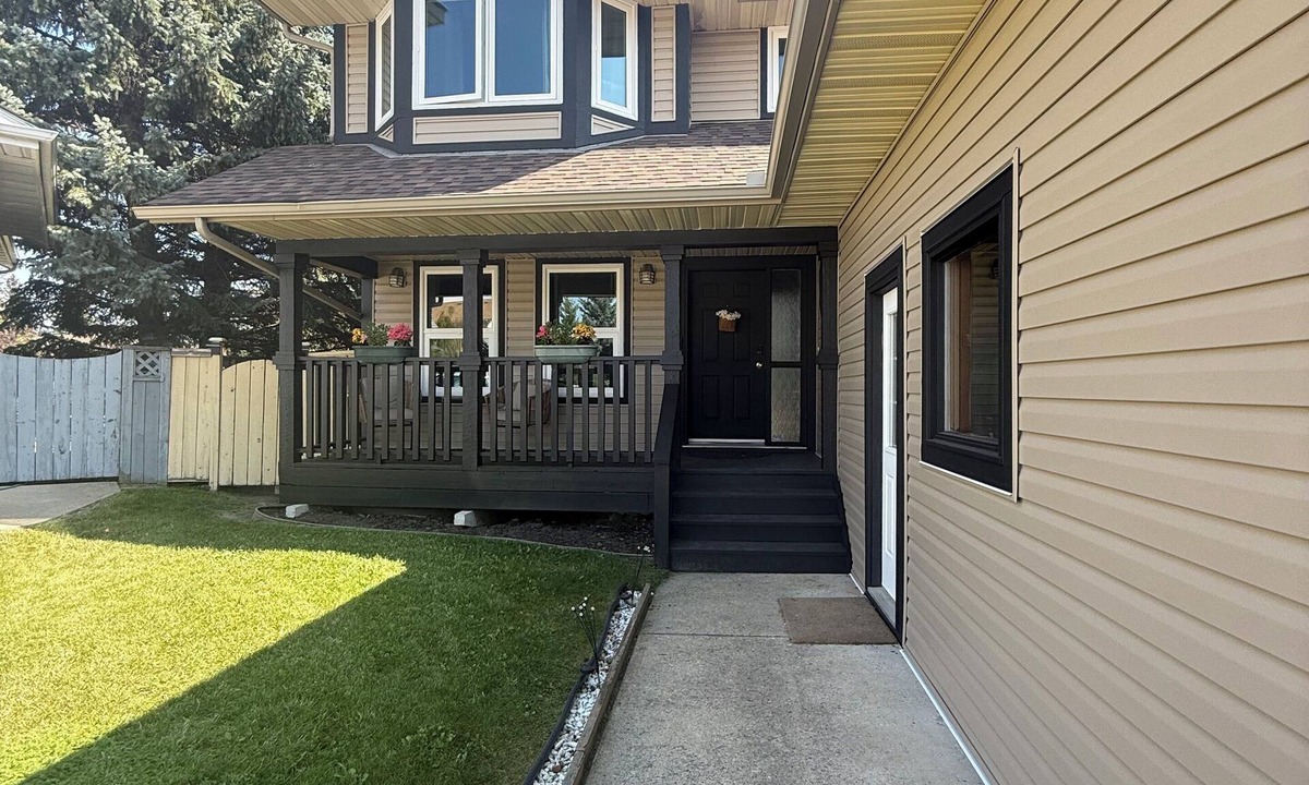 Southwest Calgary House | Homey 3 Bedroom, 3 Bathroom Family Home in SW Calgary!