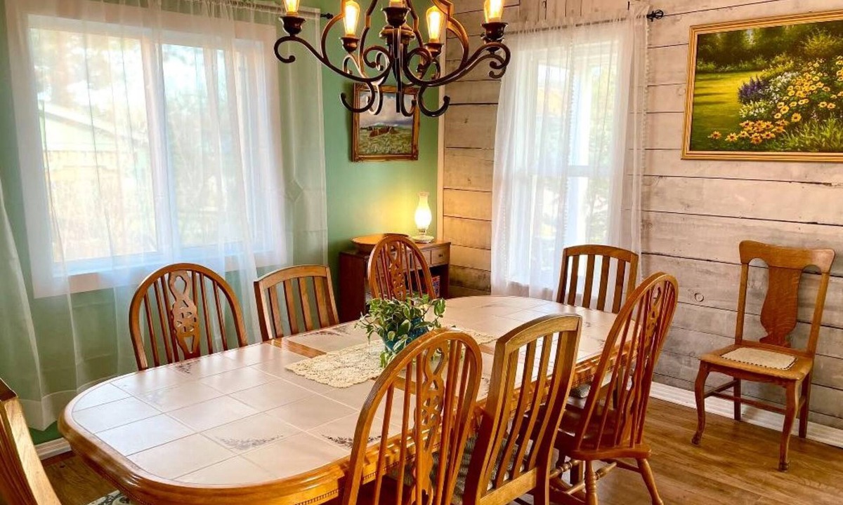 Hot Springs Cottage | Homey Cottage- Close to Attractions- 3 bedrooms- Sleeps 10-13