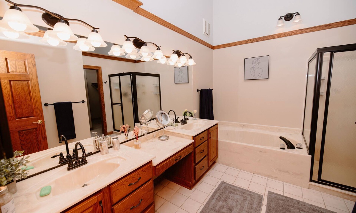 Hinckley House | Horse farm house on 39 acres