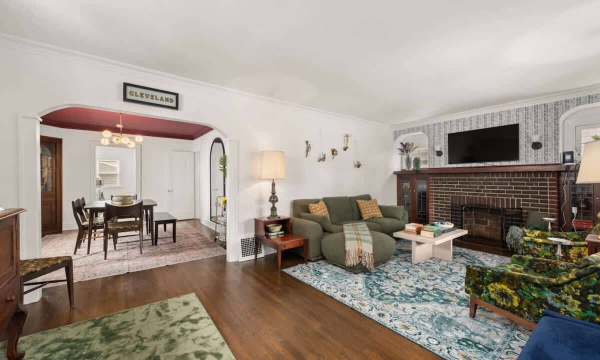 Kamm's Corners House | Hot Tub - Game Room - Sleeps 10 - Cleveland