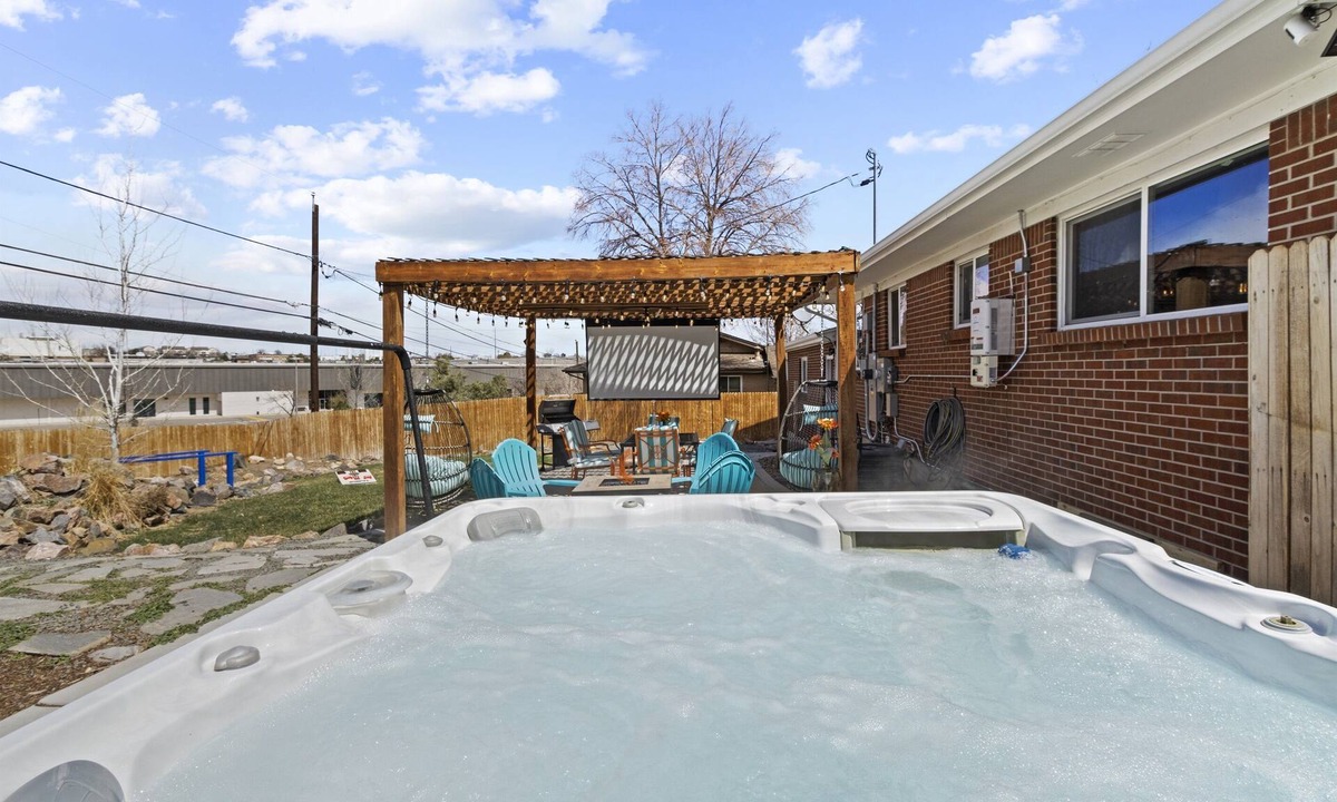 Welby House | Hottub PS5 Arcade PoolTable Theater 420Friendly
