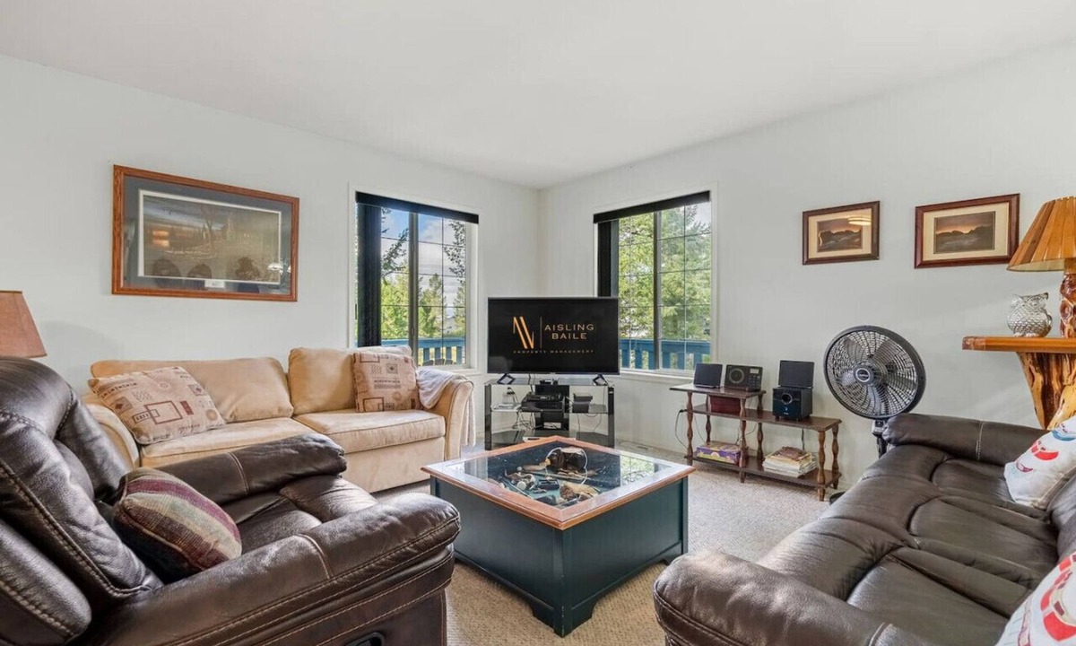 Invermere Villa | Howling Pines | Games Room | Hot Tub | Backyard