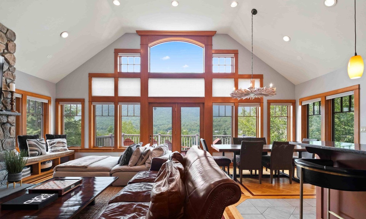 Lincoln House | Huge 7BR Mountain Lodge | Hot Tub, Fire Pit & Golf, Sleeps 16