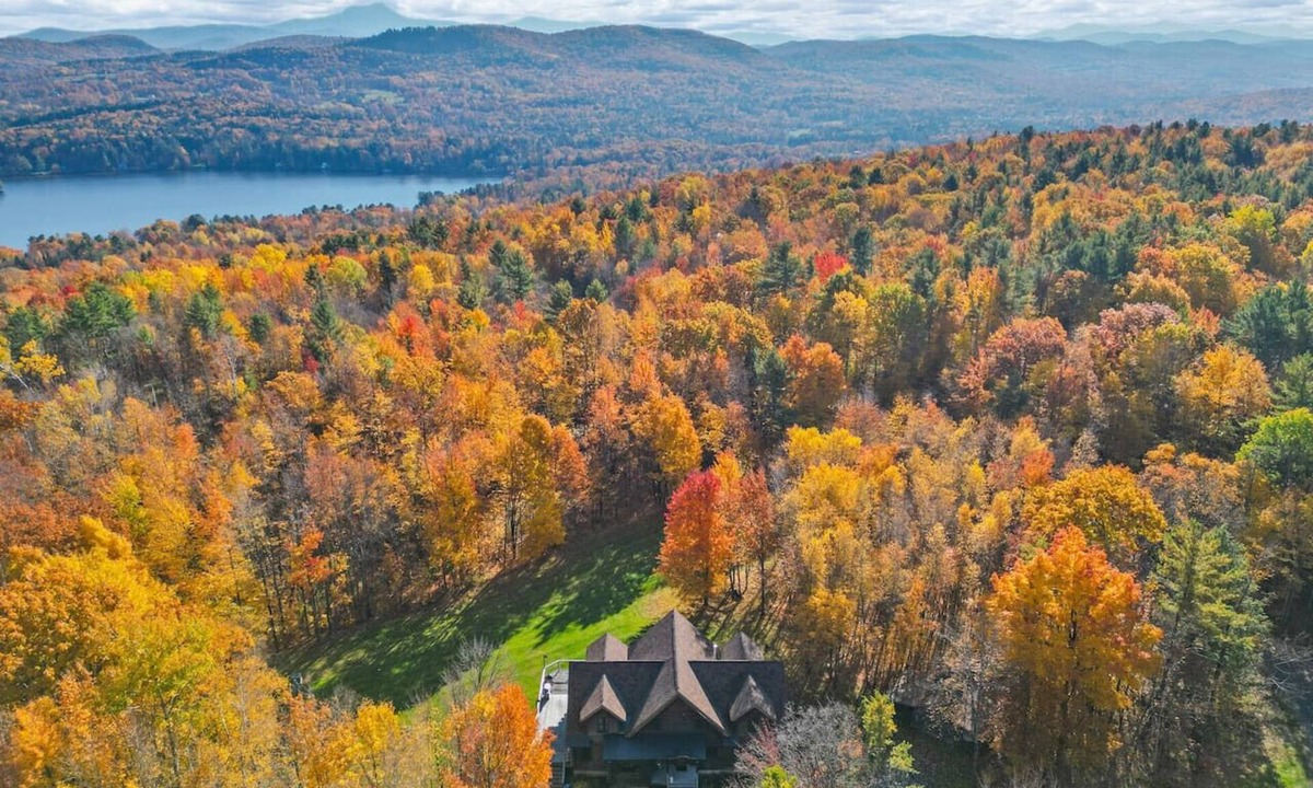Hinesburg Cabin | Huge Log Cabin by Lake